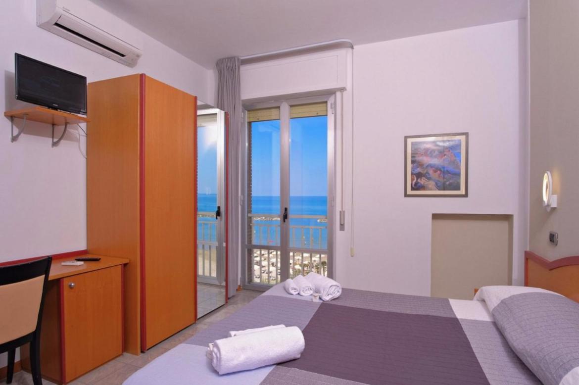Hotel La Perla Купра-Мариттіма Екстер'єр фото