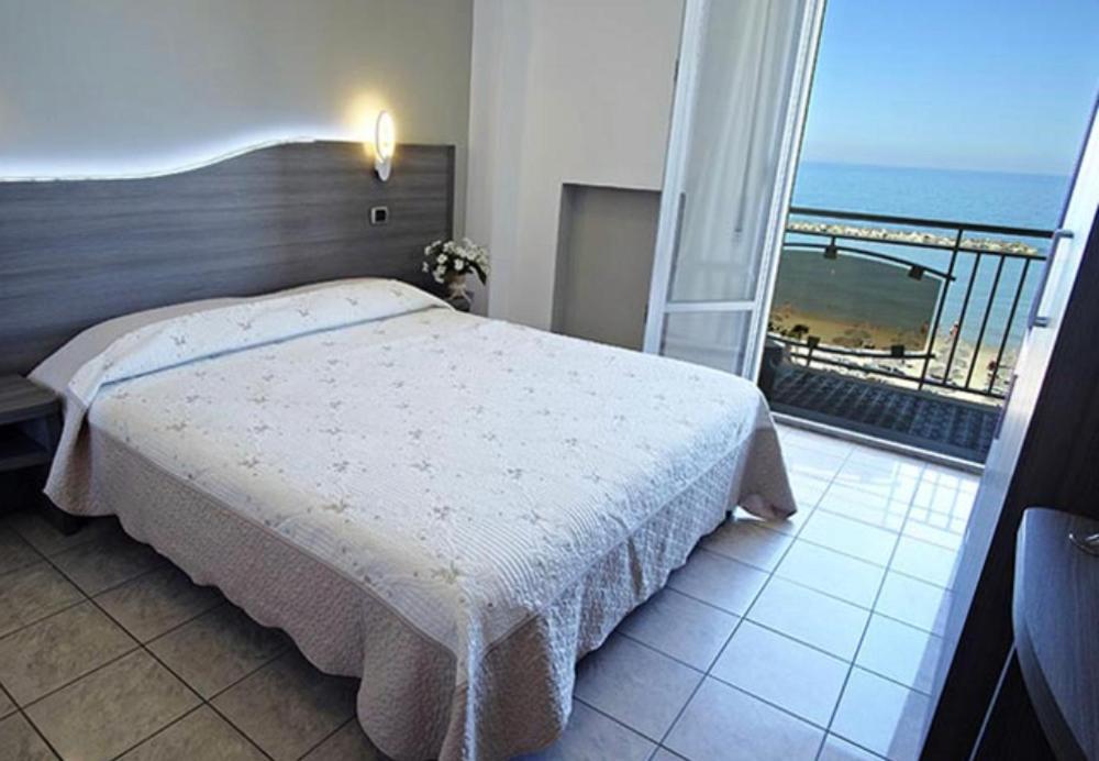 Hotel La Perla Купра-Мариттіма Екстер'єр фото