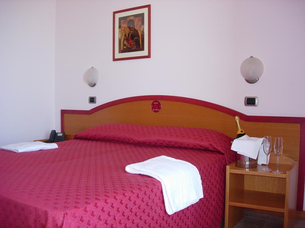 Hotel La Perla Купра-Мариттіма Номер фото