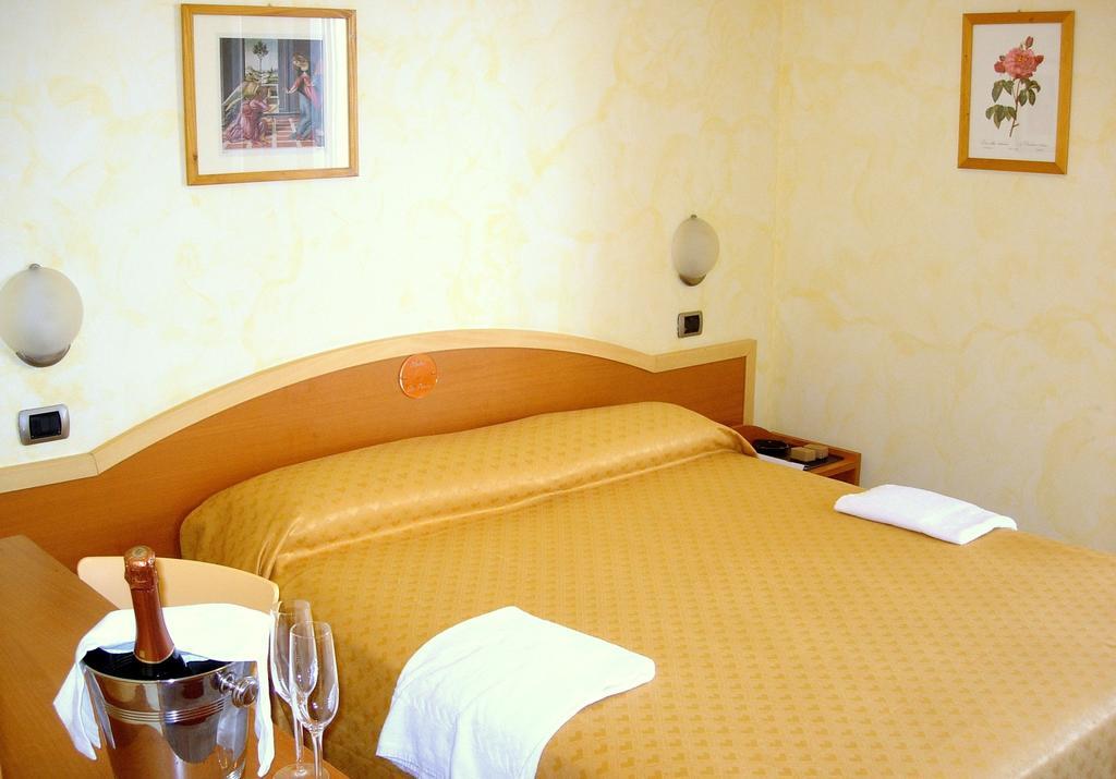 Hotel La Perla Купра-Мариттіма Номер фото
