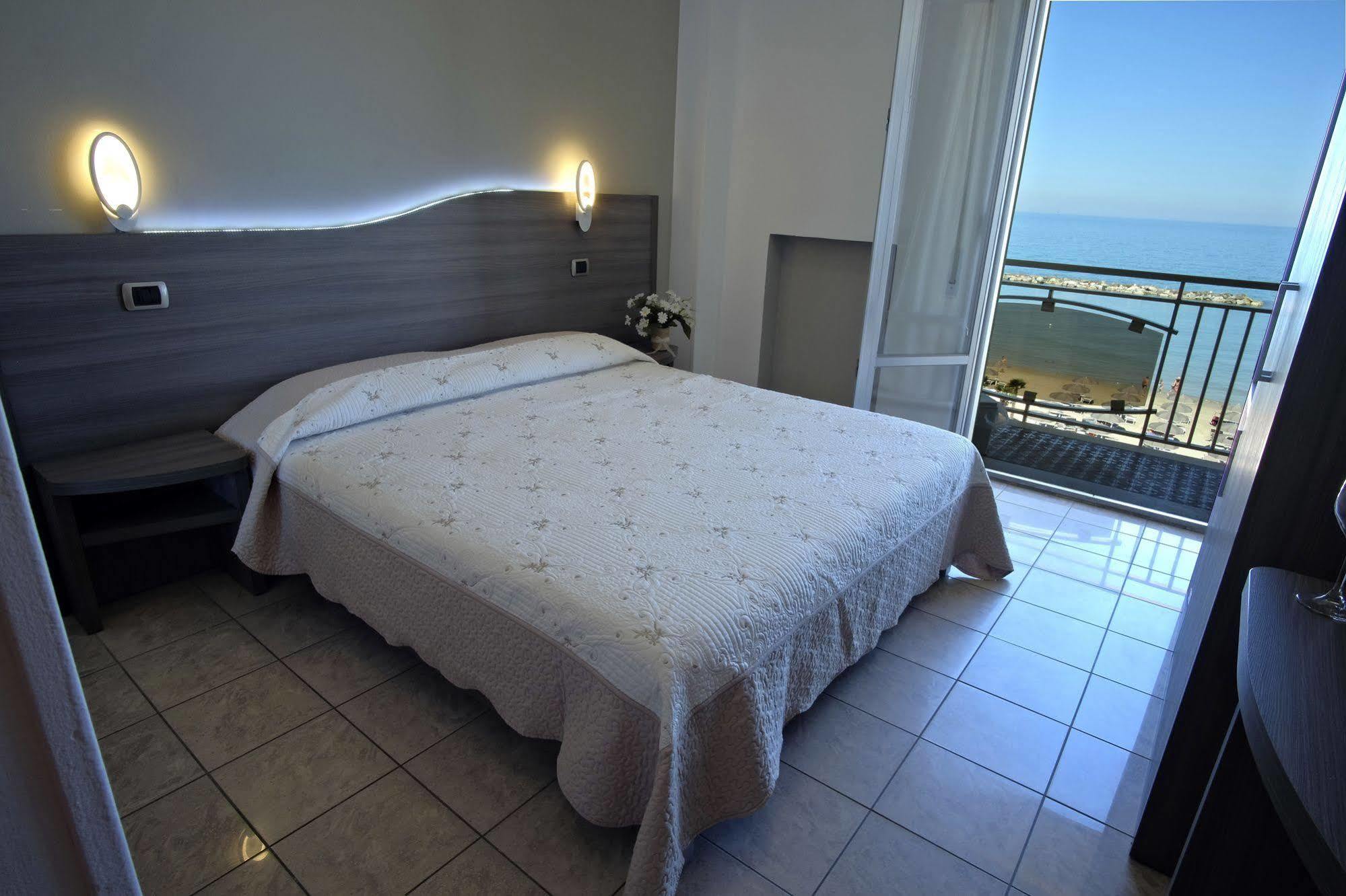 Hotel La Perla Купра-Мариттіма Екстер'єр фото