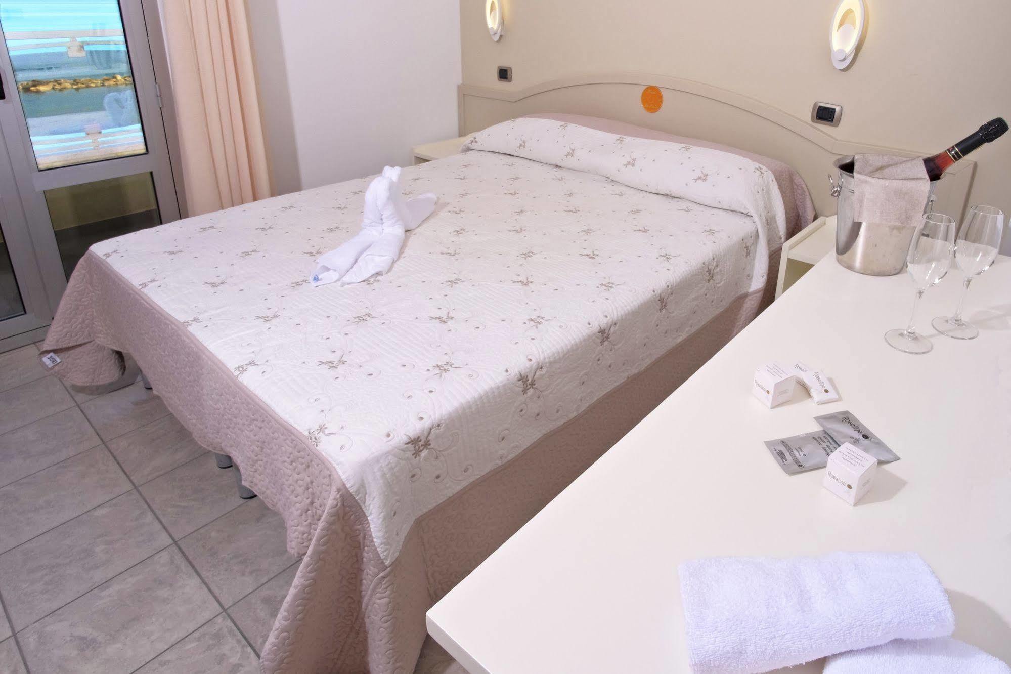 Hotel La Perla Купра-Мариттіма Екстер'єр фото